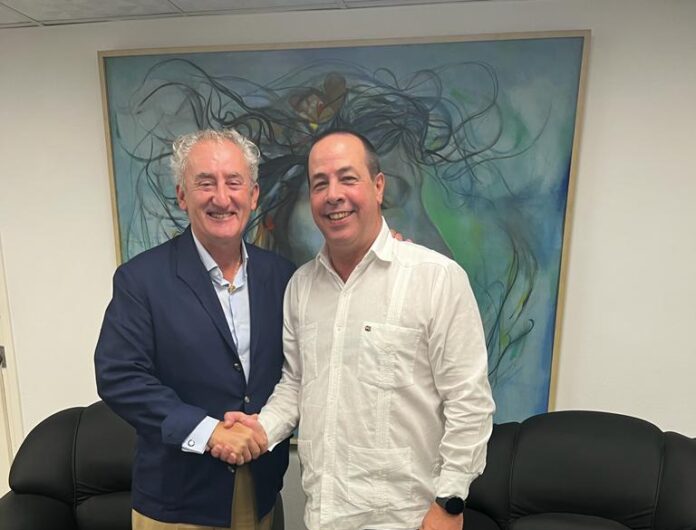 Doctores Tomás Cobo y ministro de salud de Cuba, José Ángel Portal